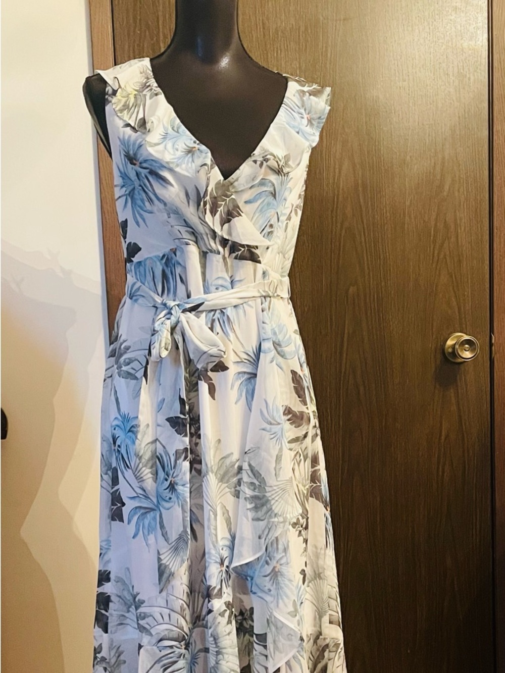 Tommy Bahama White V‑Neck Sleeveless Midi Dress with Blue & Gray Floral